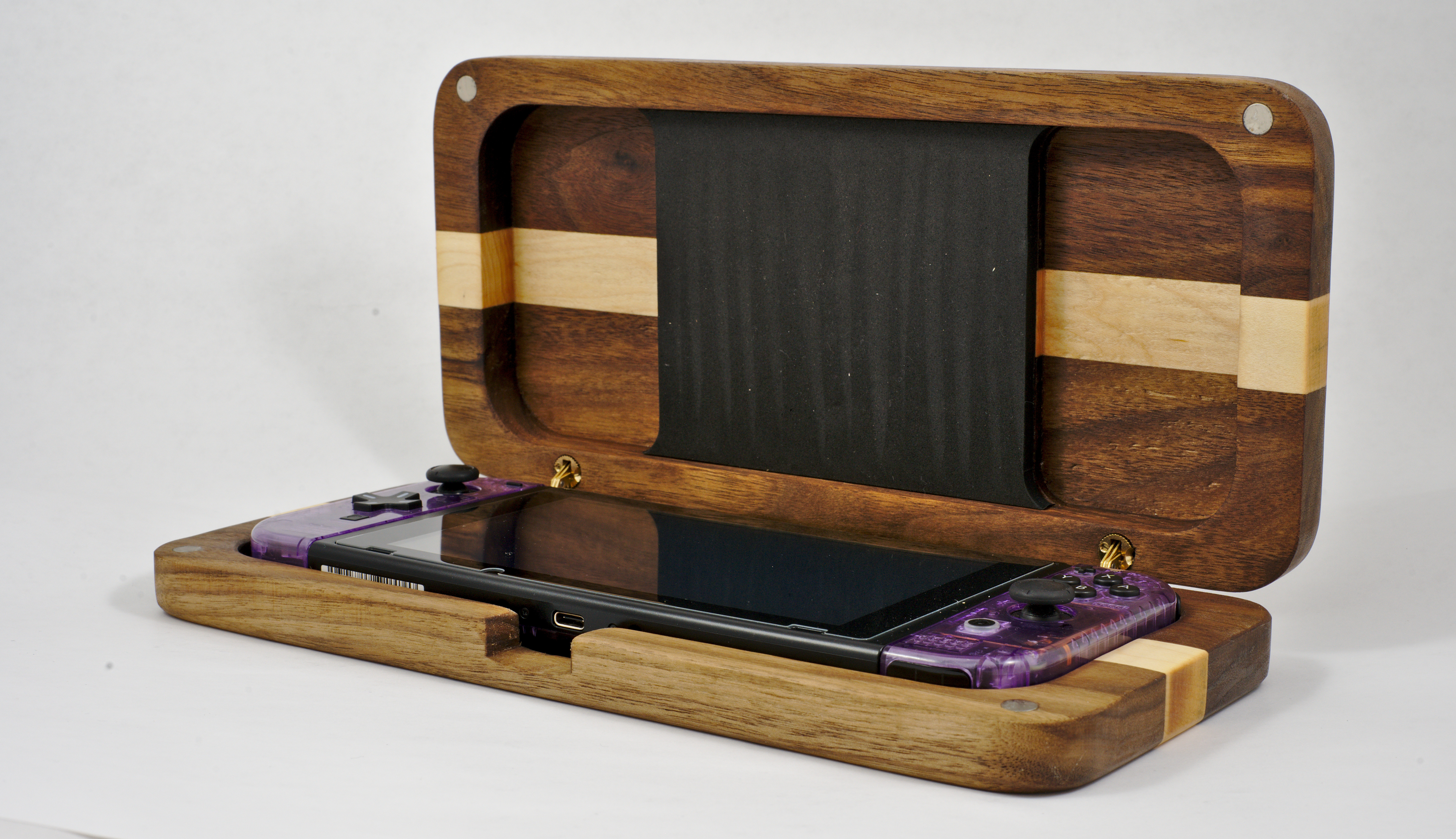 These fan-made wooden Switch cases are absolutely gorgeous 